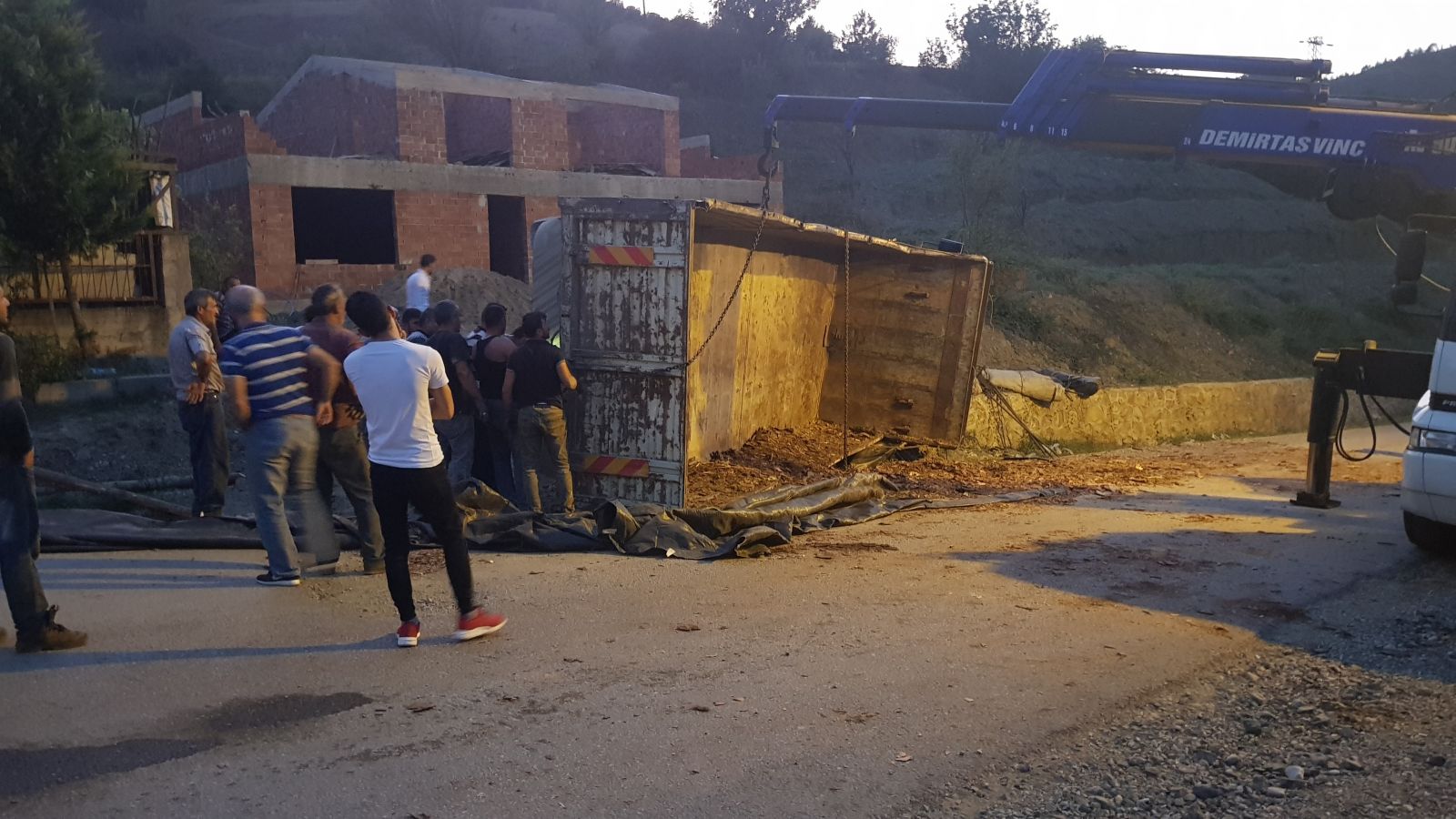 Park halindeki kamyon freni boşalınca devrildi